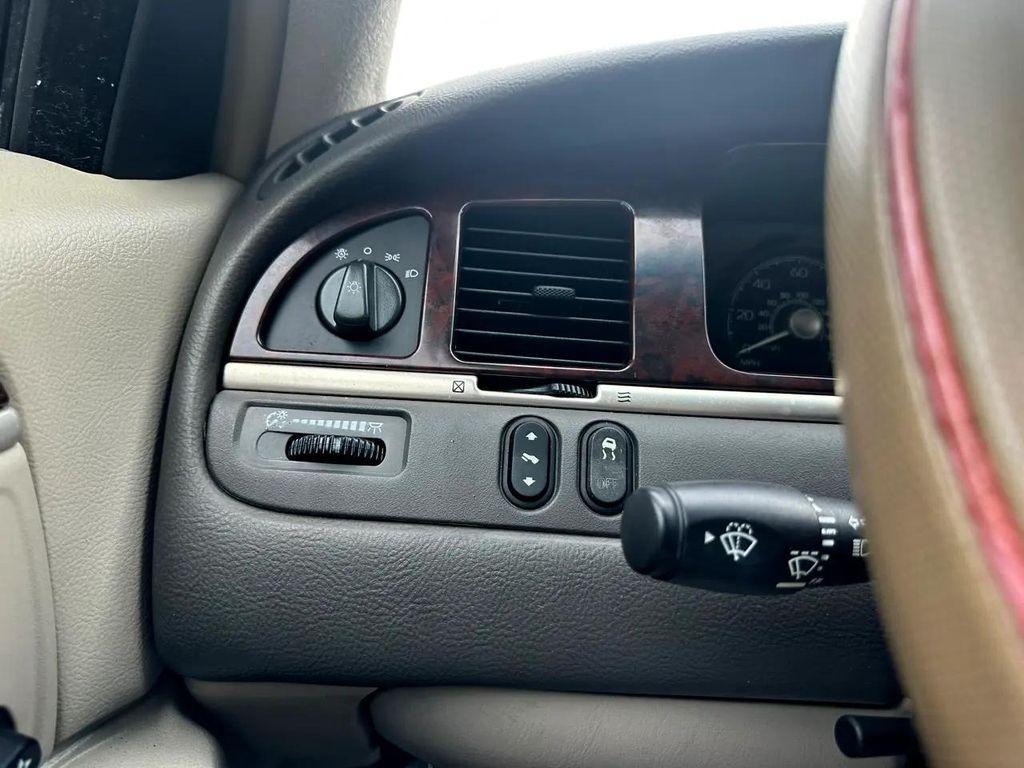 used 2006 Lincoln Town Car car, priced at $5,995
