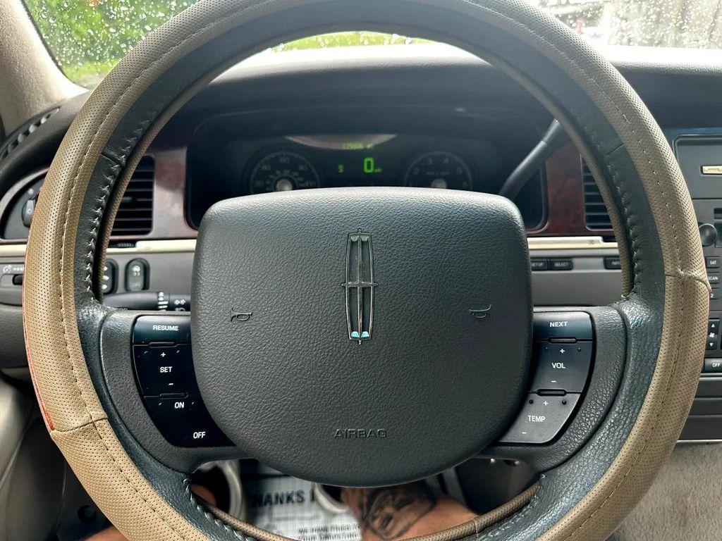 used 2006 Lincoln Town Car car, priced at $5,995