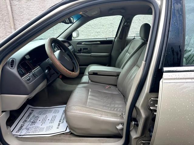 used 2006 Lincoln Town Car car, priced at $5,995