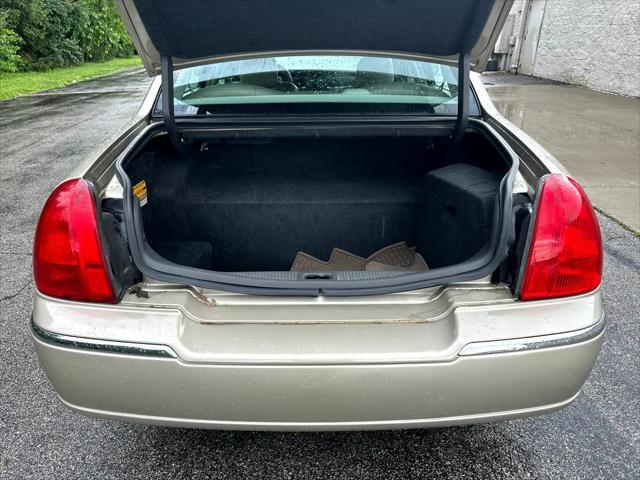 used 2006 Lincoln Town Car car, priced at $5,995