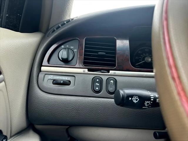 used 2006 Lincoln Town Car car, priced at $5,995