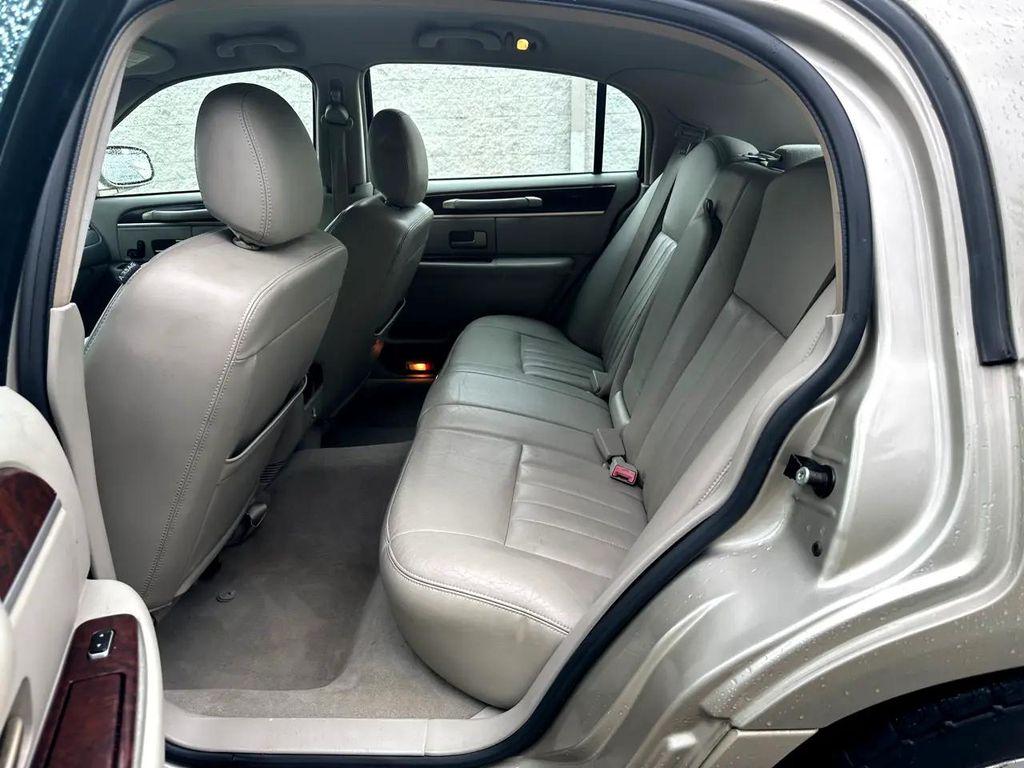 used 2006 Lincoln Town Car car, priced at $5,995