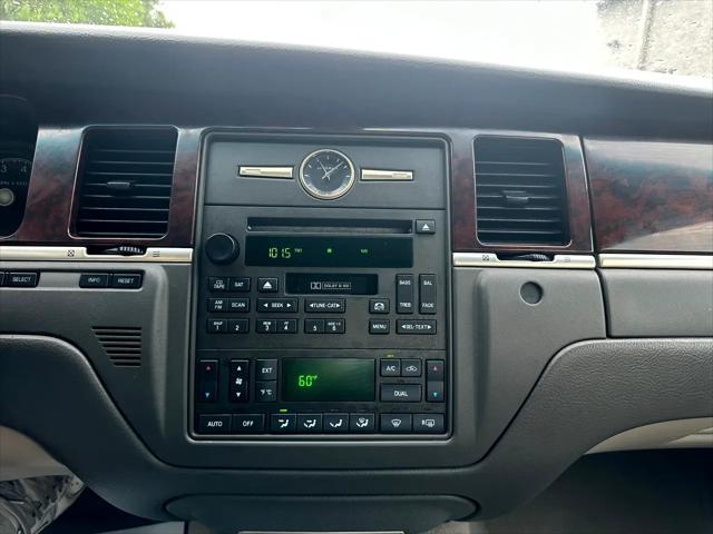 used 2006 Lincoln Town Car car, priced at $5,995