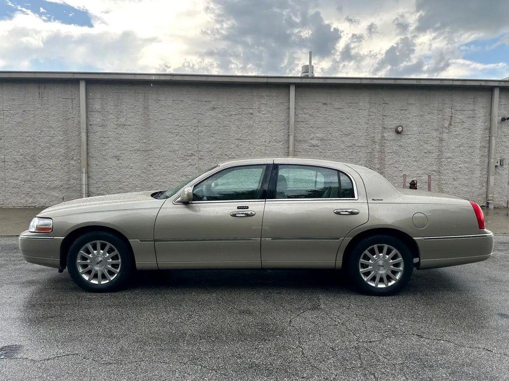 used 2006 Lincoln Town Car car, priced at $5,995