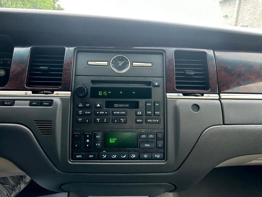 used 2006 Lincoln Town Car car, priced at $5,995