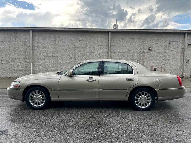 used 2006 Lincoln Town Car car, priced at $5,995
