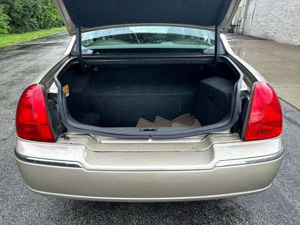 used 2006 Lincoln Town Car car, priced at $5,995
