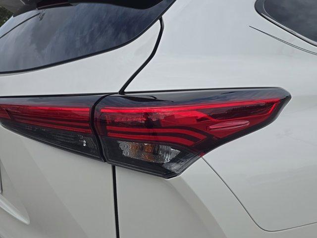 used 2021 Toyota Highlander car, priced at $37,621