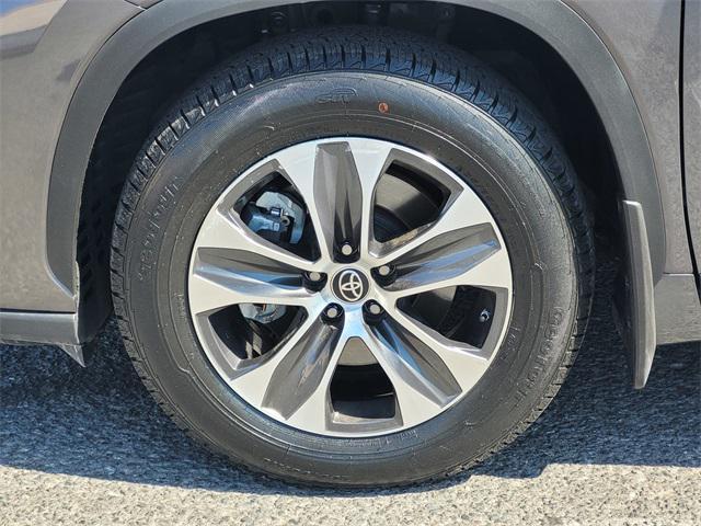 used 2022 Toyota Highlander car, priced at $40,378