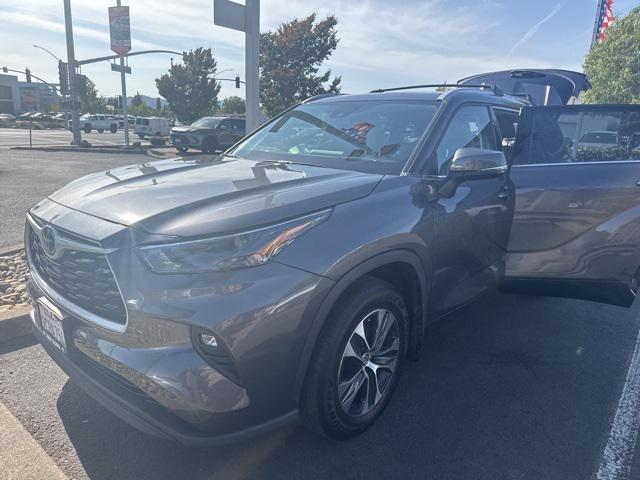 used 2022 Toyota Highlander car, priced at $42,016