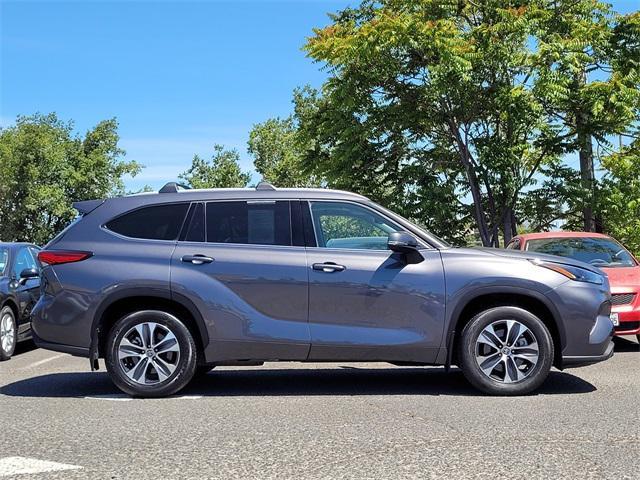 used 2022 Toyota Highlander car, priced at $41,320