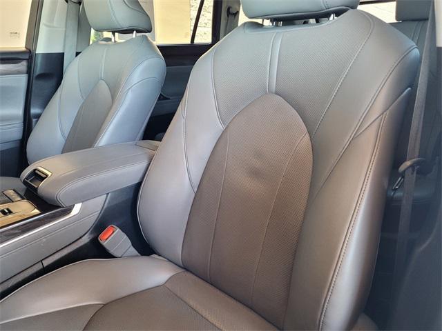 used 2022 Toyota Highlander Hybrid car, priced at $29,889