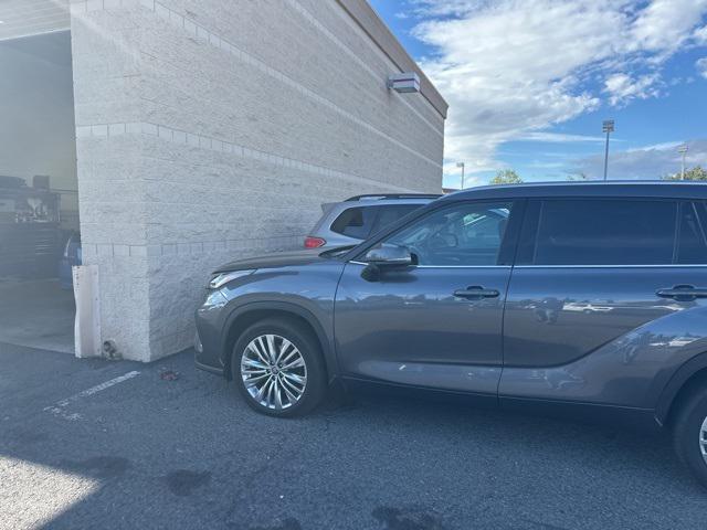 used 2023 Toyota Highlander car, priced at $28,379