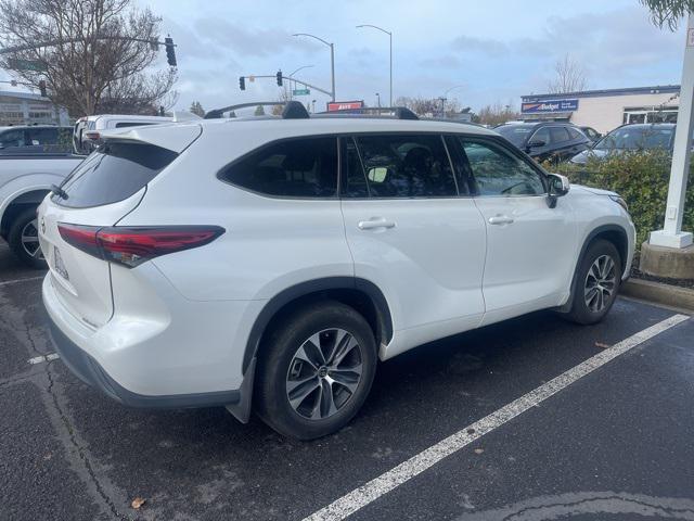 used 2022 Toyota Highlander car, priced at $38,999