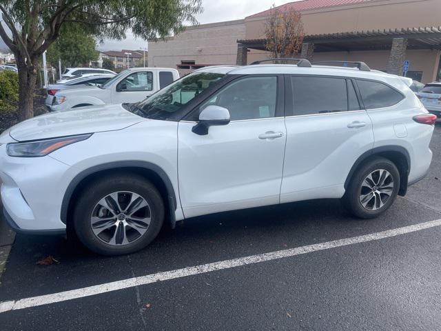 used 2022 Toyota Highlander car, priced at $38,999