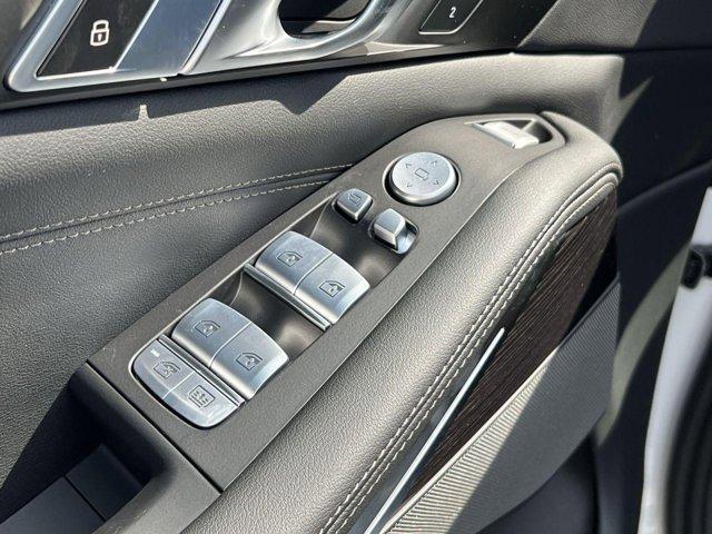 new 2025 BMW X7 car, priced at $99,655