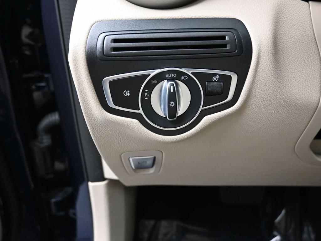 used 2022 Mercedes-Benz GLC 300 car