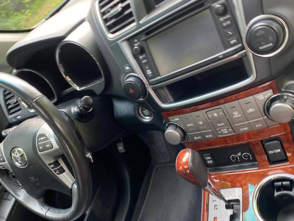 used 2013 Toyota Highlander car, priced at $10,900