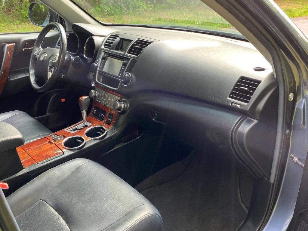used 2013 Toyota Highlander car, priced at $10,900