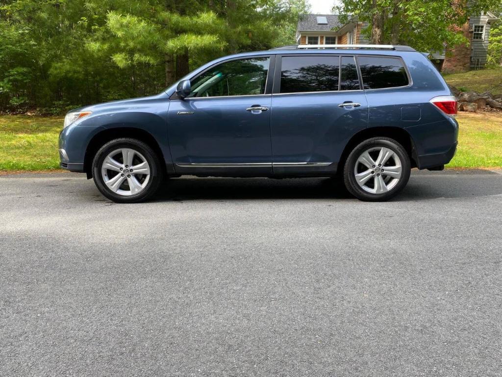 used 2013 Toyota Highlander car, priced at $10,900