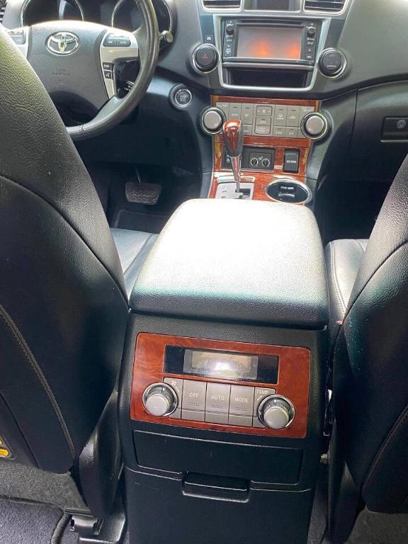 used 2013 Toyota Highlander car, priced at $10,900