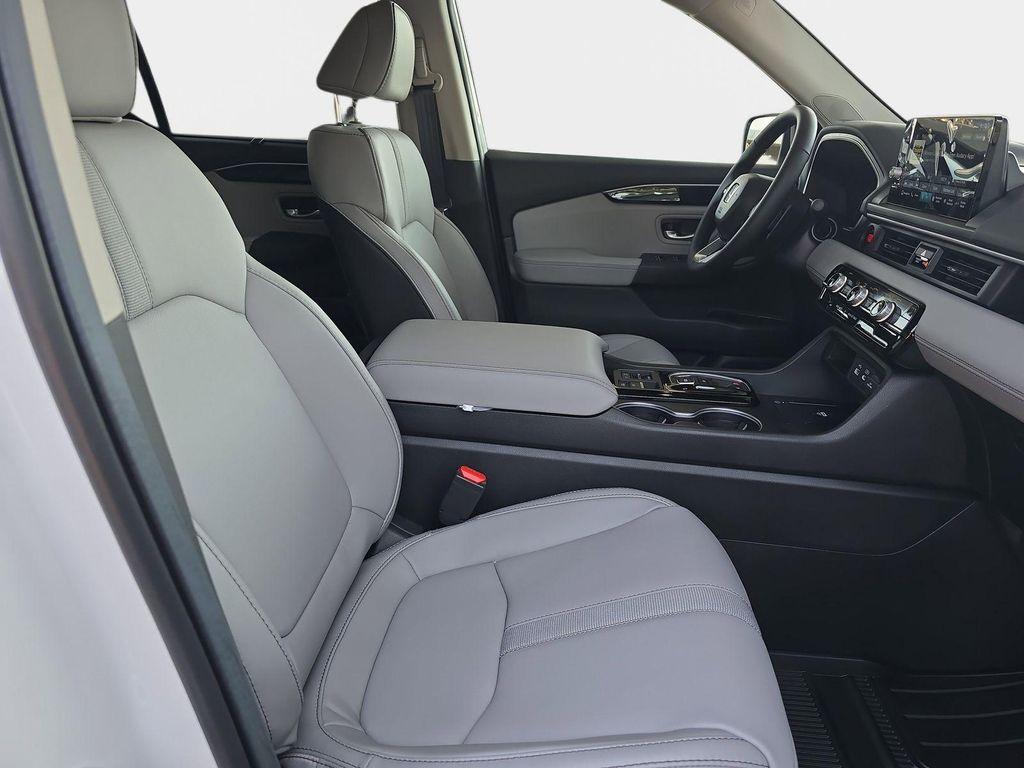 new 2025 Honda Pilot car, priced at $51,550