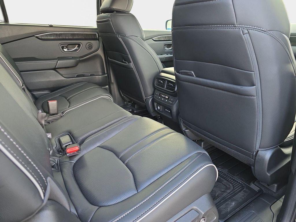 new 2025 Honda Pilot car, priced at $53,680