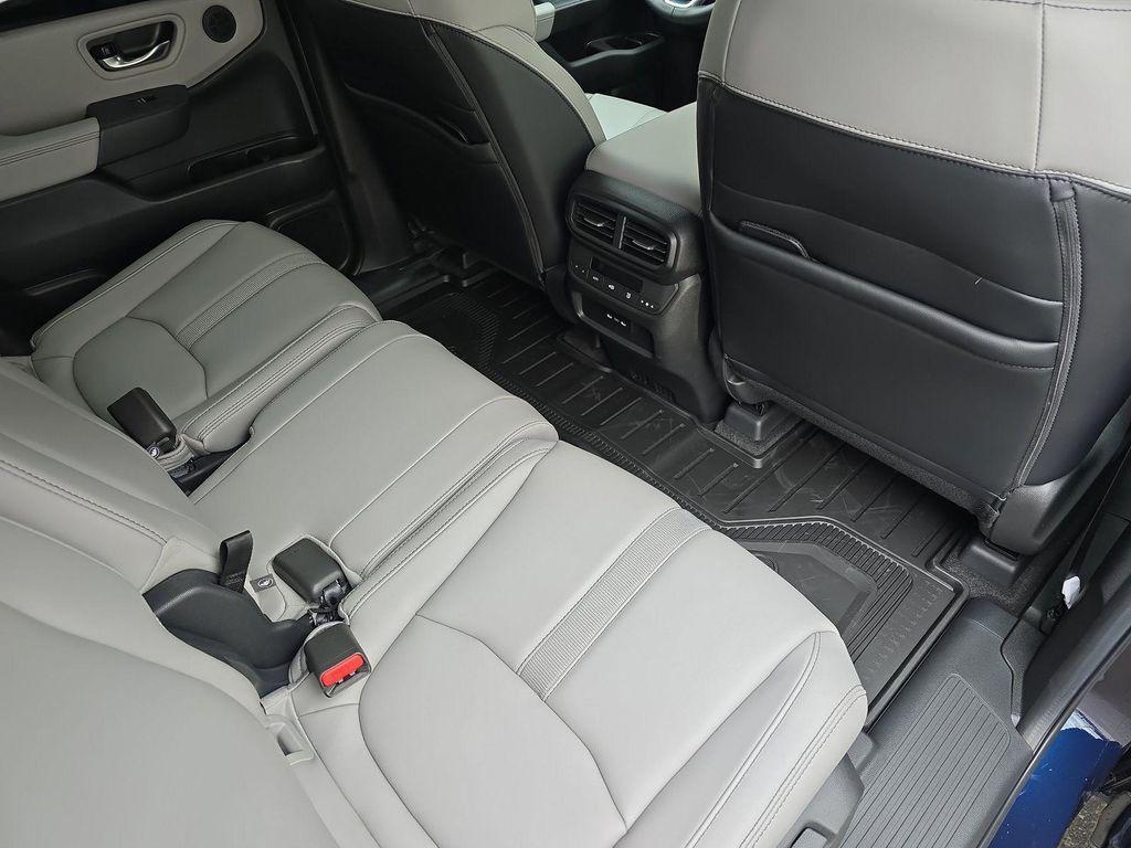 new 2025 Honda Pilot car, priced at $45,200