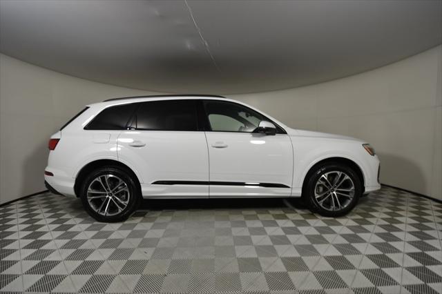 new 2025 Audi Q7 car, priced at $70,720