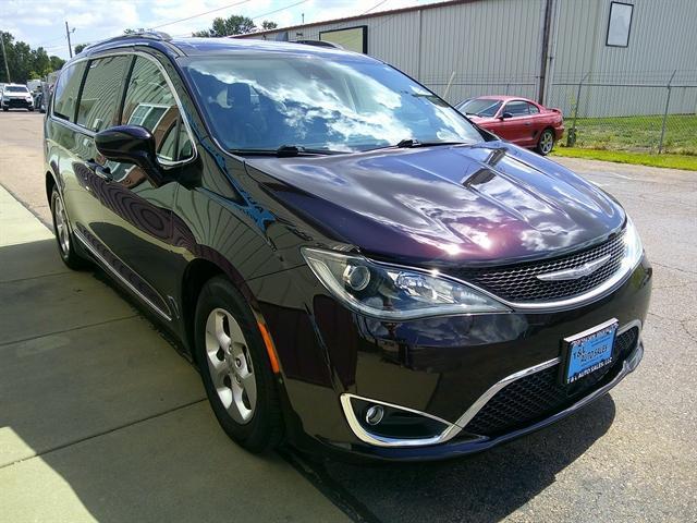 used 2017 Chrysler Pacifica car, priced at $19,551