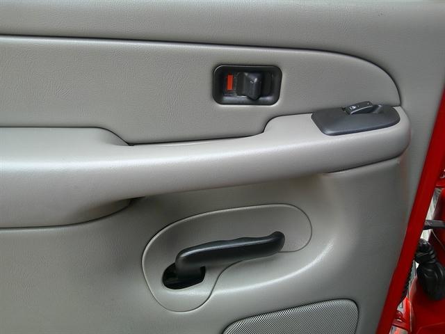 used 2005 Chevrolet Avalanche car, priced at $4,951