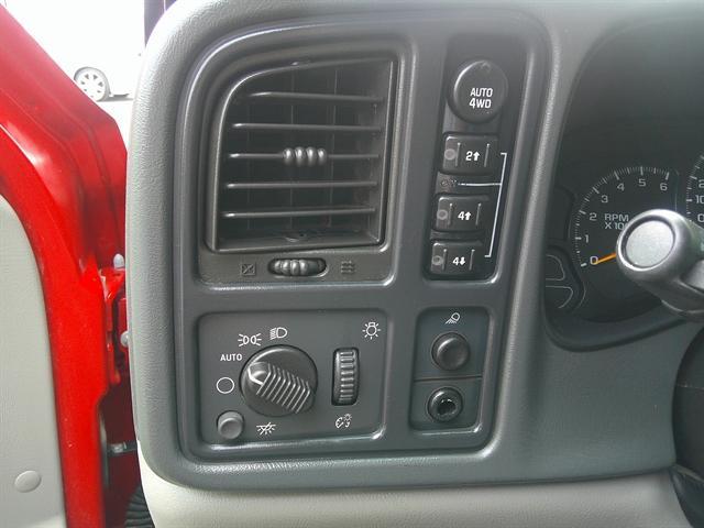 used 2005 Chevrolet Avalanche car, priced at $4,951