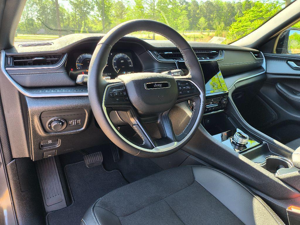 new 2025 Jeep Grand Cherokee car, priced at $38,386