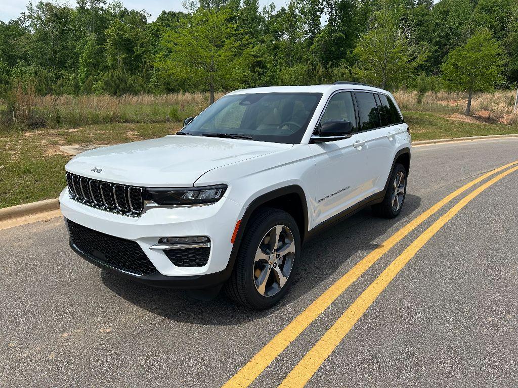 new 2025 Jeep Grand Cherokee car, priced at $43,987