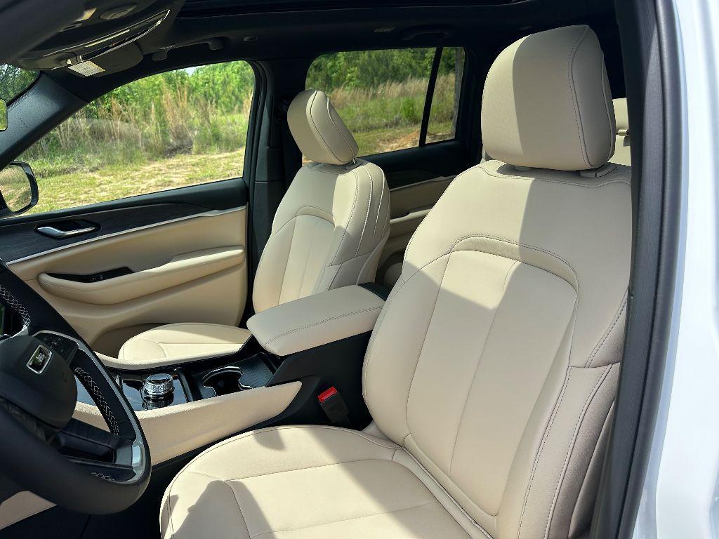 new 2025 Jeep Grand Cherokee car, priced at $42,884