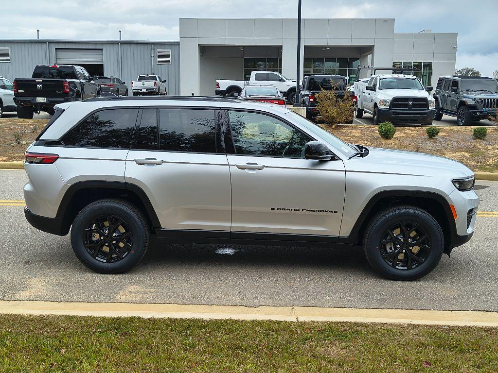 new 2025 Jeep Grand Cherokee car, priced at $40,975
