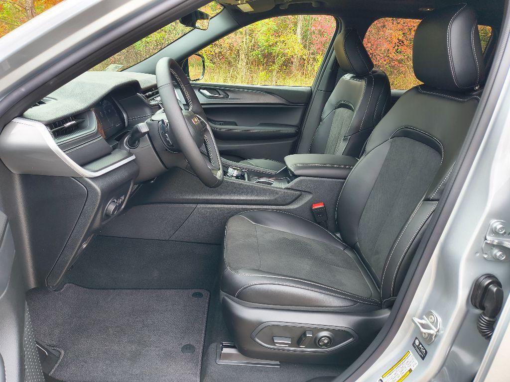 new 2025 Jeep Grand Cherokee car, priced at $40,975