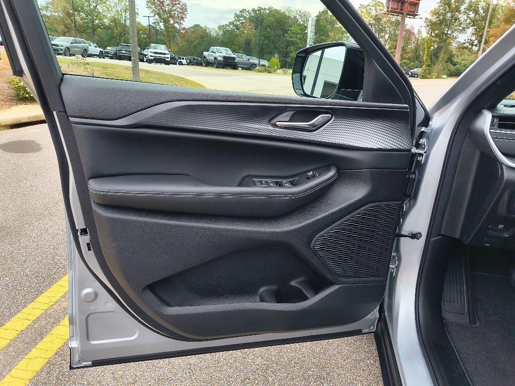 new 2025 Jeep Grand Cherokee car, priced at $40,975