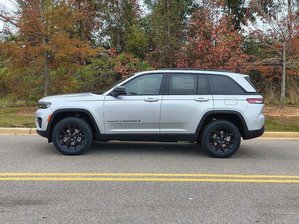 new 2025 Jeep Grand Cherokee car, priced at $40,975