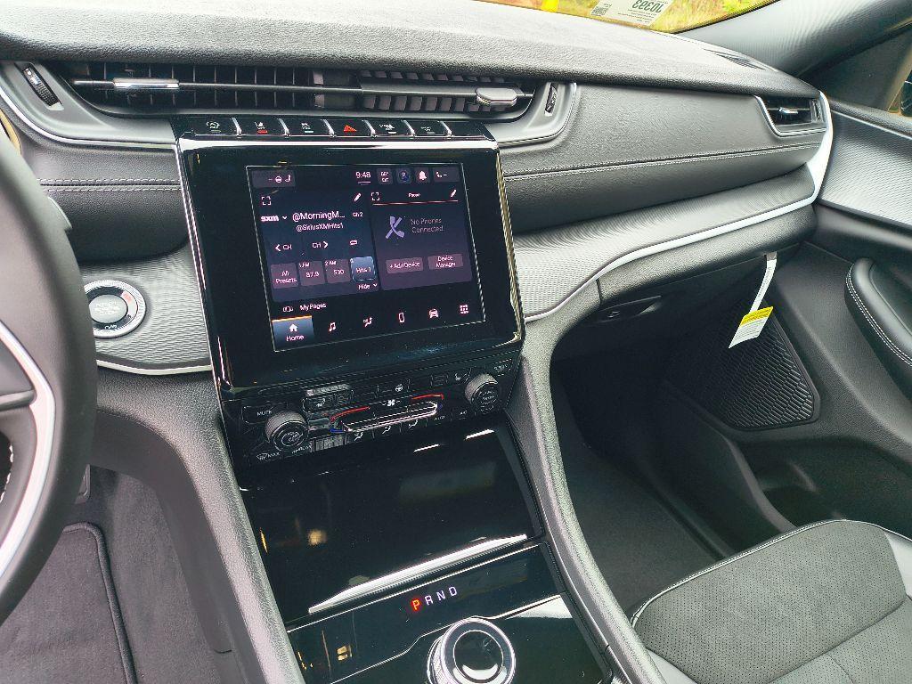 new 2025 Jeep Grand Cherokee car, priced at $40,975