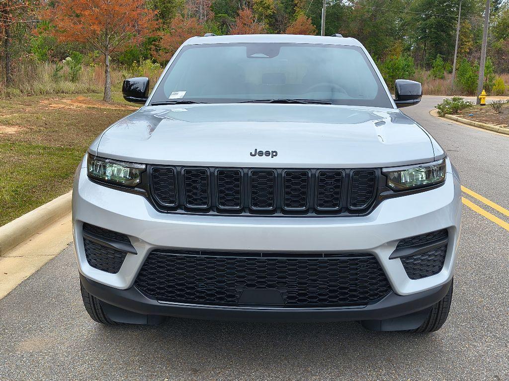 new 2025 Jeep Grand Cherokee car, priced at $40,975