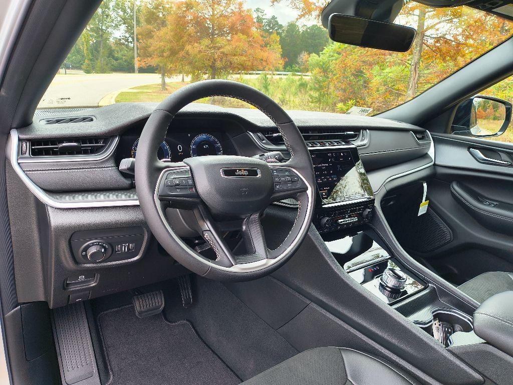 new 2025 Jeep Grand Cherokee car, priced at $40,975