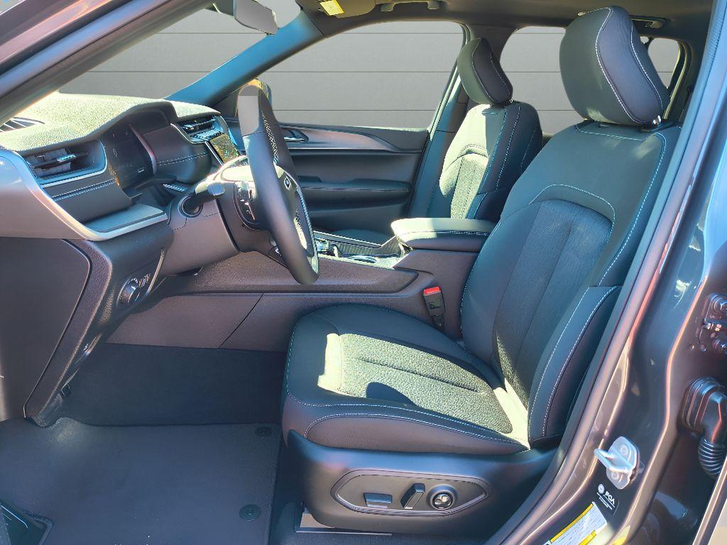 new 2025 Jeep Grand Cherokee car, priced at $37,829