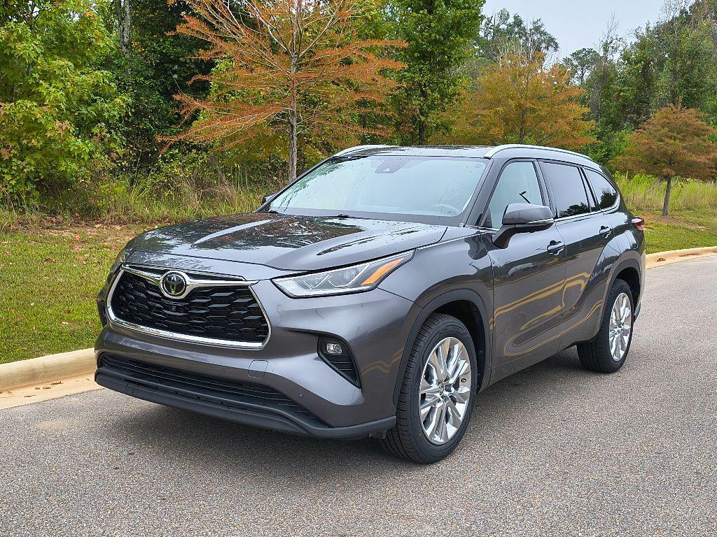 used 2023 Toyota Highlander car, priced at $37,798