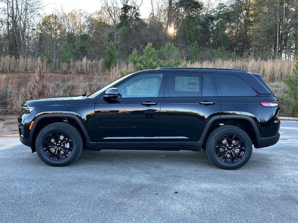 new 2025 Jeep Grand Cherokee car, priced at $45,025