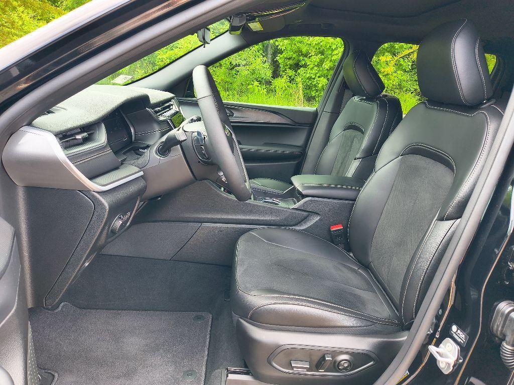 new 2025 Jeep Grand Cherokee car, priced at $37,955
