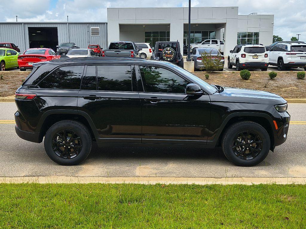 new 2025 Jeep Grand Cherokee car, priced at $37,955