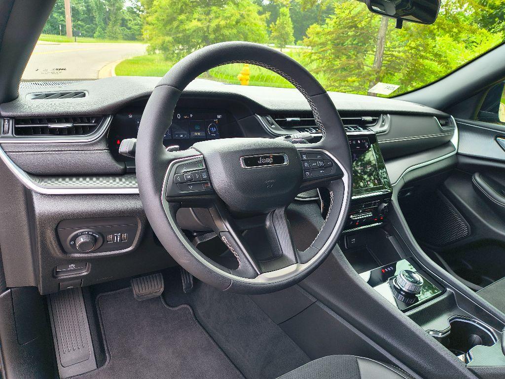 new 2025 Jeep Grand Cherokee car, priced at $37,955