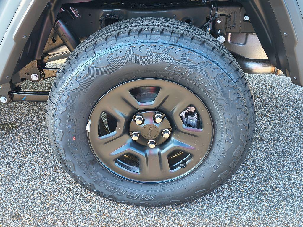 new 2025 Jeep Gladiator car, priced at $41,270