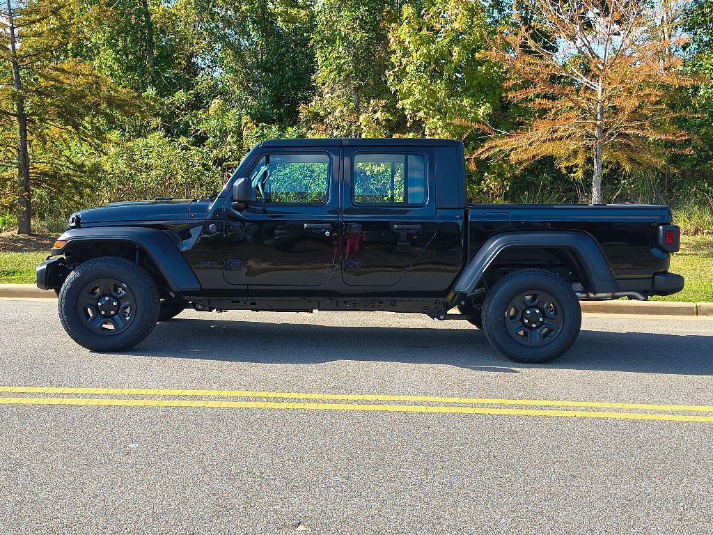 new 2025 Jeep Gladiator car, priced at $41,270